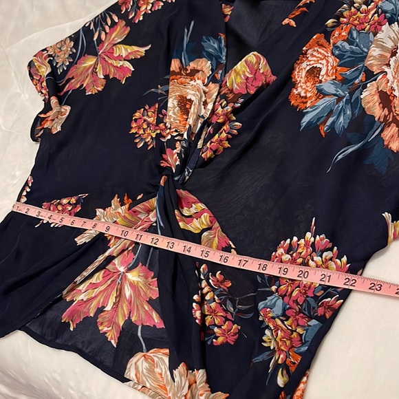 UMGEE FLORAL BLOUSE | Vici Collection - Picture 5 of 6